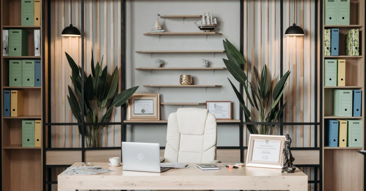 Luxuriöse Bürokonfiguration mit Schreibtisch, Laptop, Pflanzen und Dekoration in stilvollem Interieur.