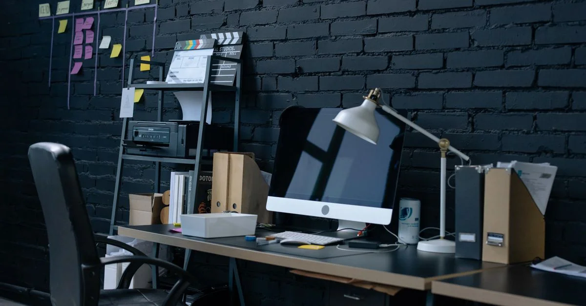 Stilvolle Home-Office-Einrichtung mit Desktop-Computer und organisiertem Arbeitsplatz.