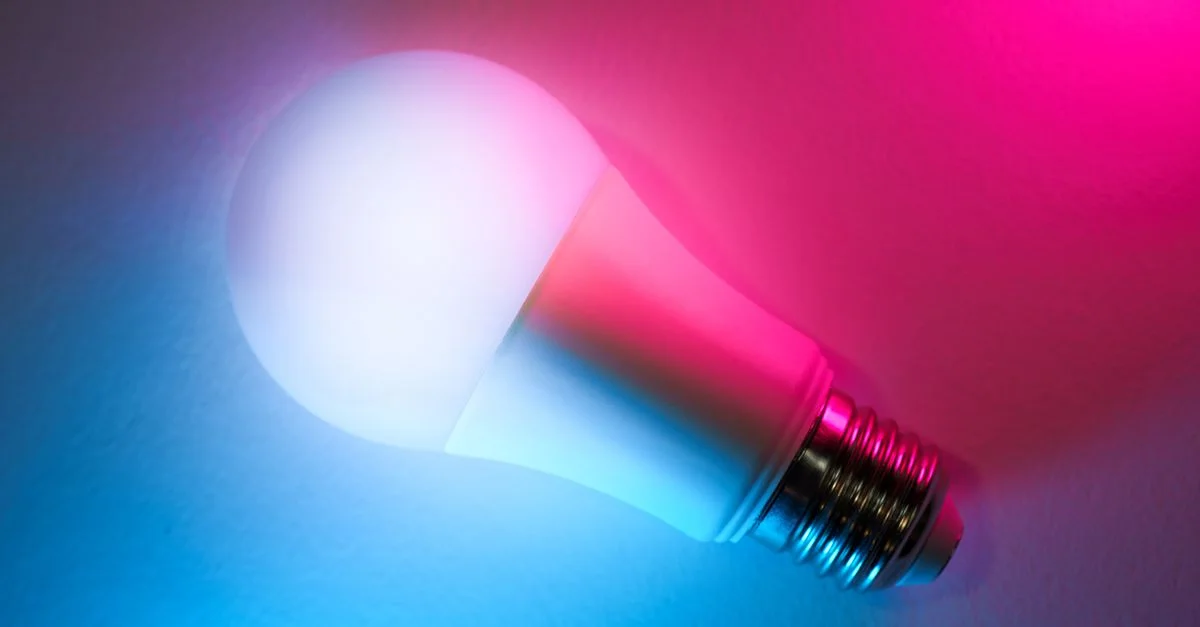 Eine lebendige LED-Lampe mit blauen und rosa Neonlichteffekten, die Smart Home-Technologie präsentiert.