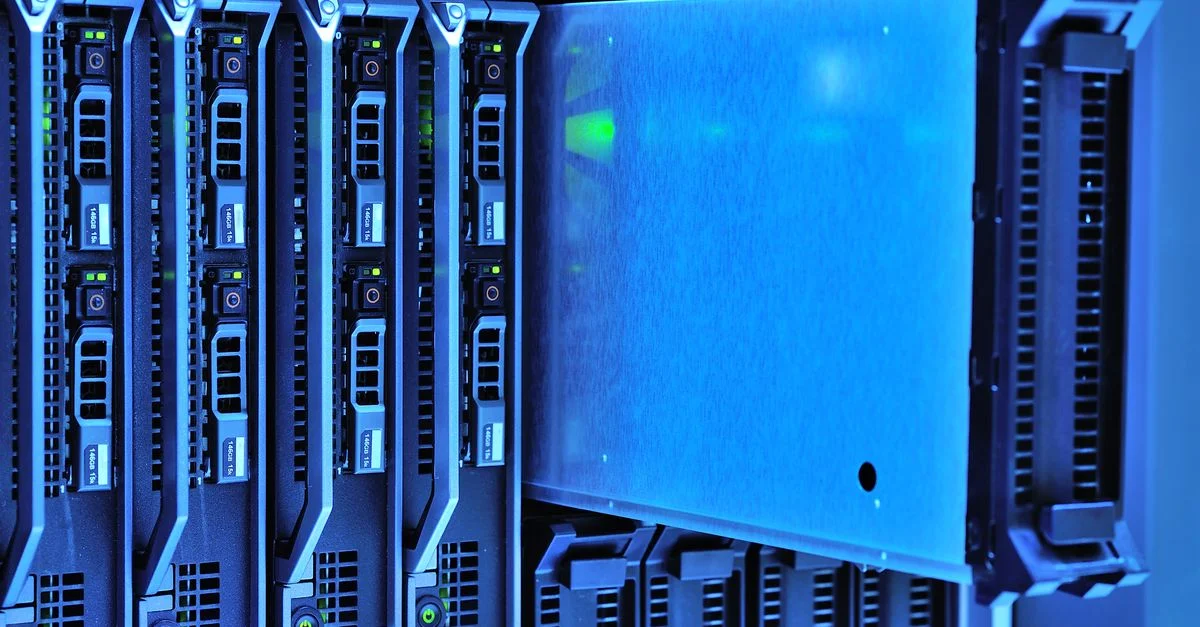 Detaillierte Ansicht von Server-Racks mit leuchtenden Lichtern in einer Rechenzentrumsumgebung.