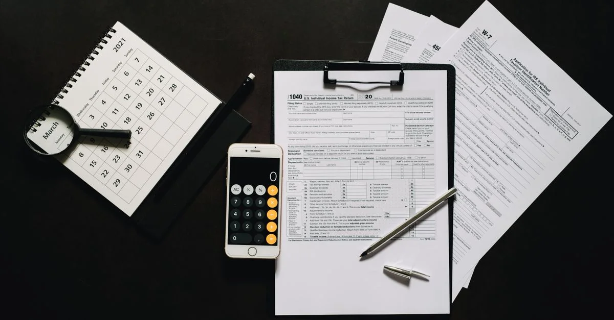 Flachansicht von finanziellen Werkzeugen zur Steuererklärung, einschließlich Formularen, Rechner und Kalender.