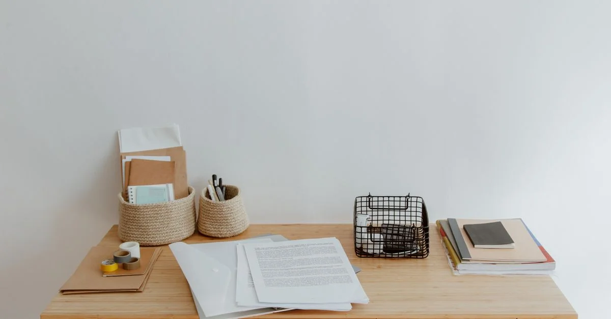 Ein einfacher und ordentlicher Schreibtisch für das Homeoffice mit minimalen Materialien, perfekt für Remote-Arbeit oder Studium.
